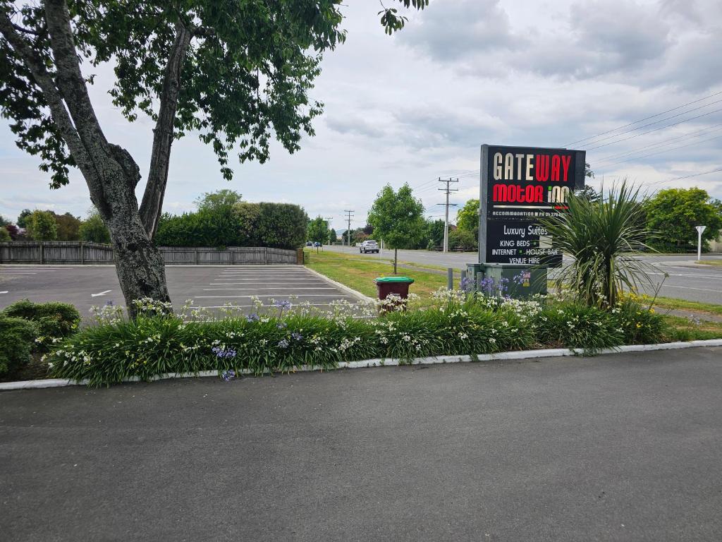 ein Parkplatz mit einem Schild für ein Autovermietungsmuseum in der Unterkunft Gateway Motor Inn in Masterton