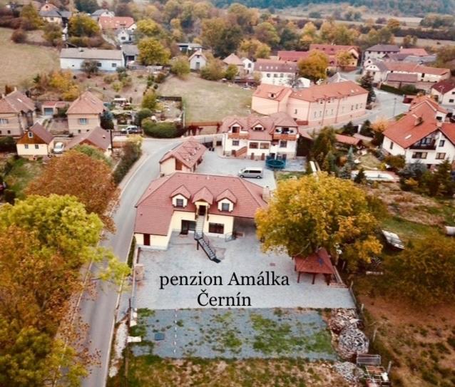 una vista aérea de una pequeña ciudad con una casa en Penzion AMÁLKA Černín, en Zdice