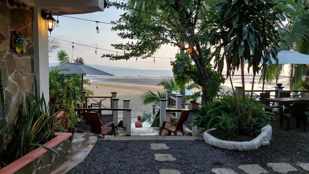 een restaurant met uitzicht op het strand bij Hotel y Restaurante Mama Ines in Santa Catalina