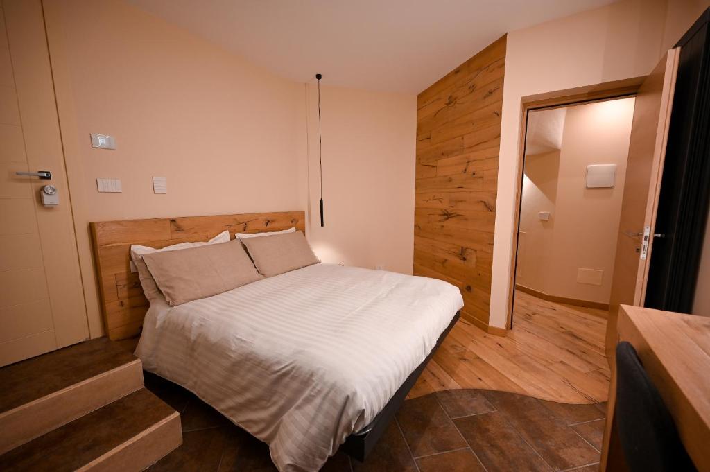 Postel nebo postele na pokoji v ubytování Lucalì Mountain Room