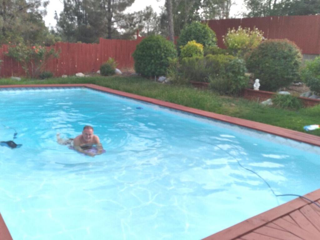 un hombre está nadando en una gran piscina en Jacob's Well, en Redding