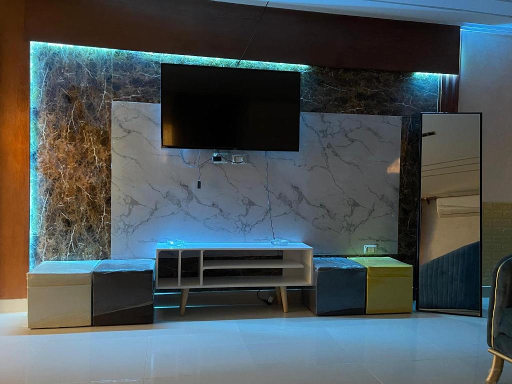 TV a/nebo společenská místnost v ubytování Mini VELLA ALJWHARA