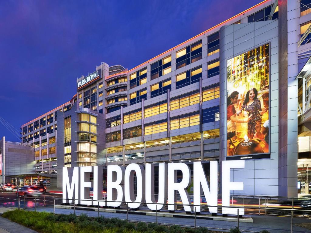 um grande edifício com um cartaz no centro da cidade em PARKROYAL Melbourne Airport em Melbourne