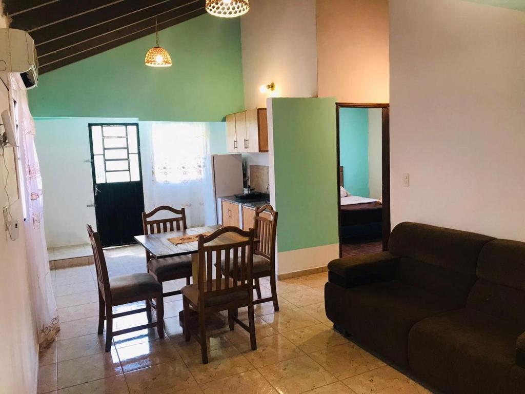 uma sala de estar com uma mesa e cadeiras e um sofá em Grecovich House em Encarnación