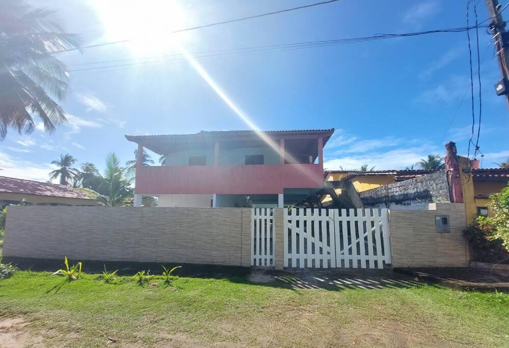 una casa con una cerca blanca delante de ella en Casa ampla em Condomínio Águas de Olivença en Olivença
