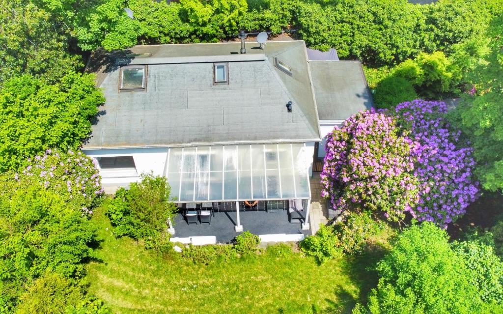 una vista aérea de una casa con flores en Ferienhaus mit Sauna, Whirlpool und Garten, en Wuppertal