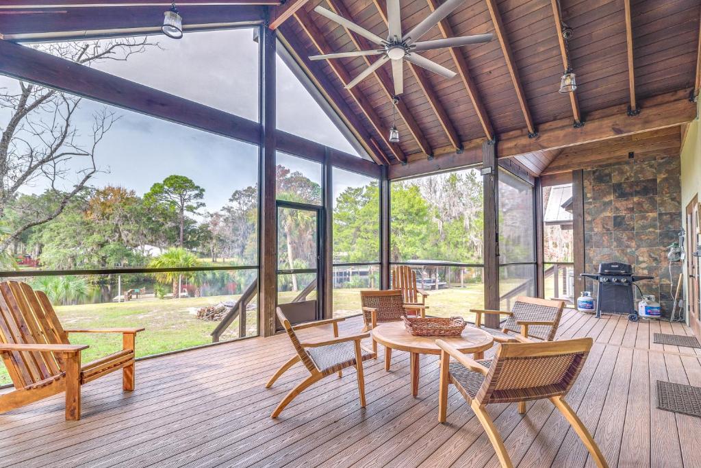 Riverfront Fishers Paradise in Florida with Dock!, Yankeetown (updated