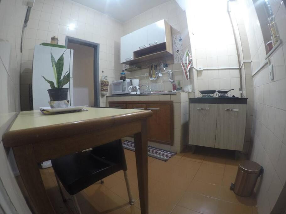 O bucătărie sau chicinetă la Sunset Oasis no coração da Zona Sul!