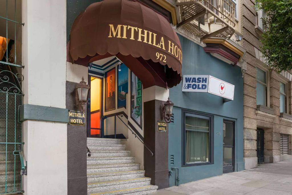 舊金山的住宿－Mithila San Francisco - SureStay Collection by Best Western，街道上一座带遮阳篷和楼梯的建筑