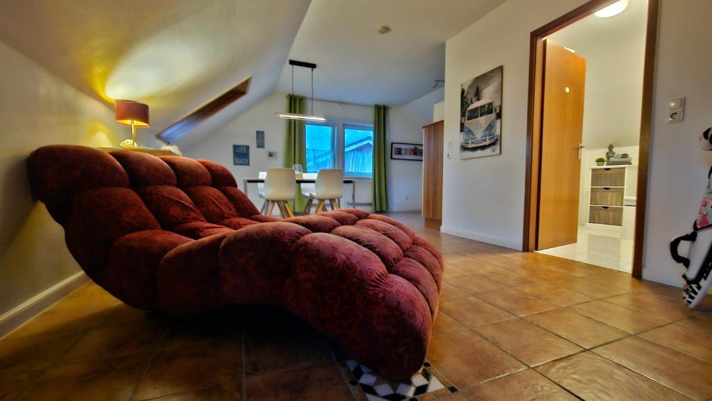 ein großes Sofa im Wohnzimmer in der Unterkunft Surforama Studio Appartement mit Meerblick und Garten in Fehmarn