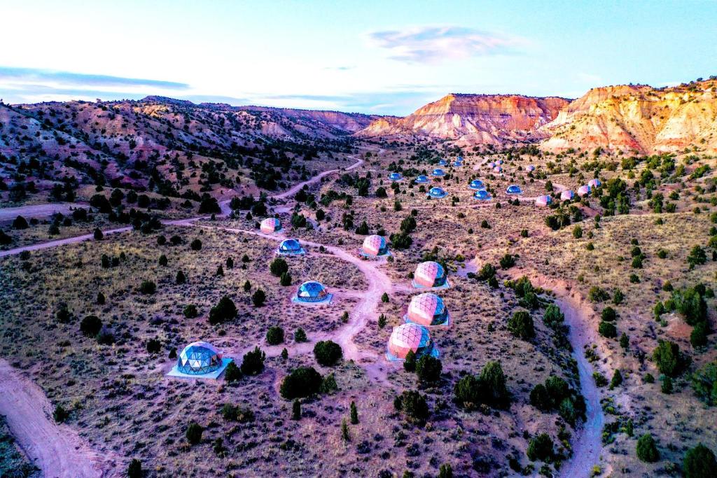 una vista aérea de un campamento en el desierto en Clear Sky Resorts - Bryce Canyon - Unique Stargazing Domes, en Cannonville