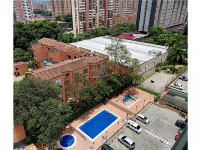 una vista aérea de un edificio con piscina en Apartamento MEDELLIN, en Medellín