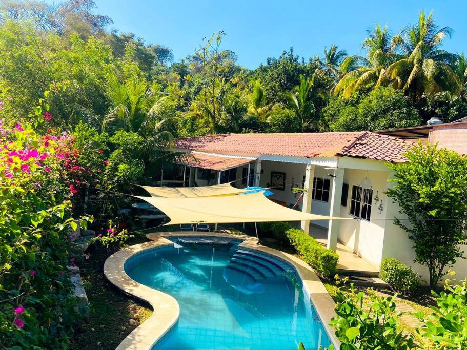 uma vista aérea de uma casa com piscina em Casa de playa “mi lancho” em La Libertad