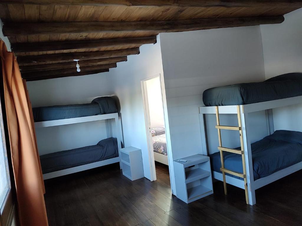 2 literas en una habitación con techo de madera en CABAÑA PEÑA D' BACO en San Rafael