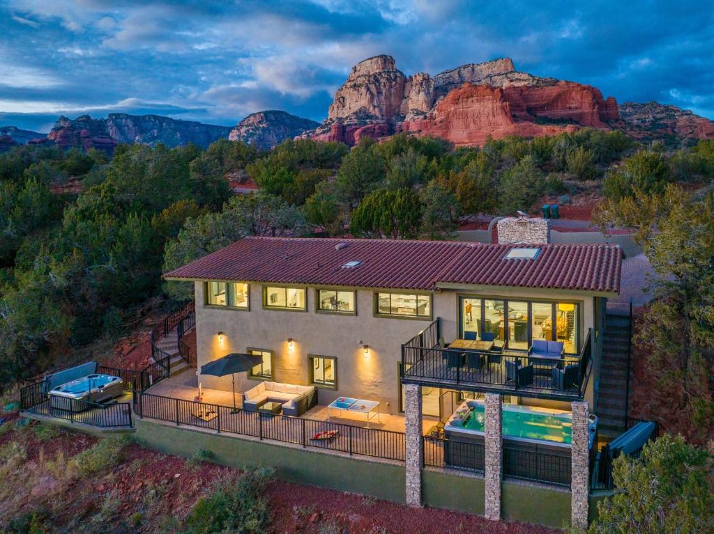 uma vista aérea de uma casa com formações rochosas em Seven Canyons Sedona Luxury with Panoramic Views em Sedona