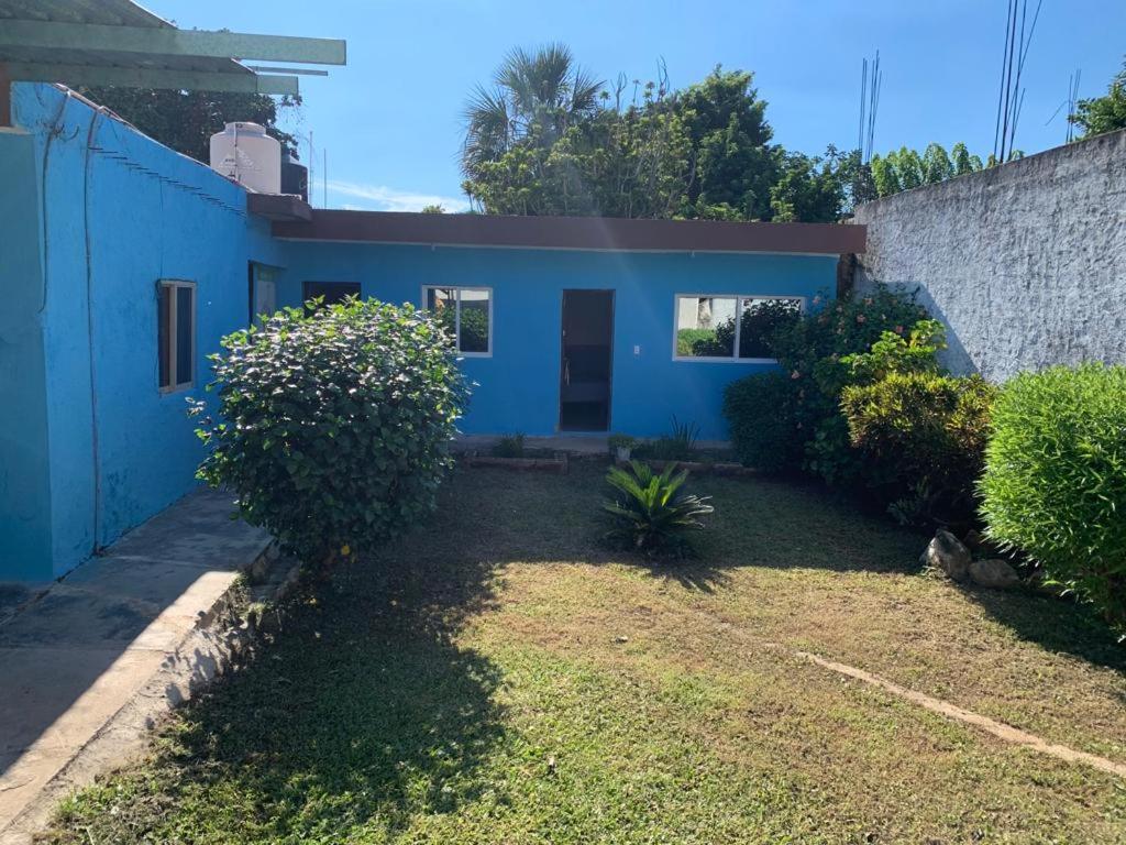 een blauw huis met een tuin bij Hostal y Temazcal Guemez in Pisté