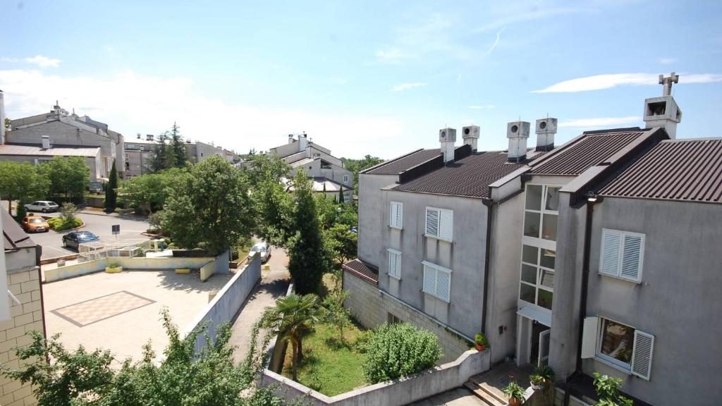 uma vista geral de uma cidade com edifícios em Apartments with a parking space Njivice, Krk - 21866 em Njivice