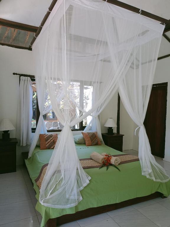 Postel nebo postele na pokoji v ubytování Gili Hideaway