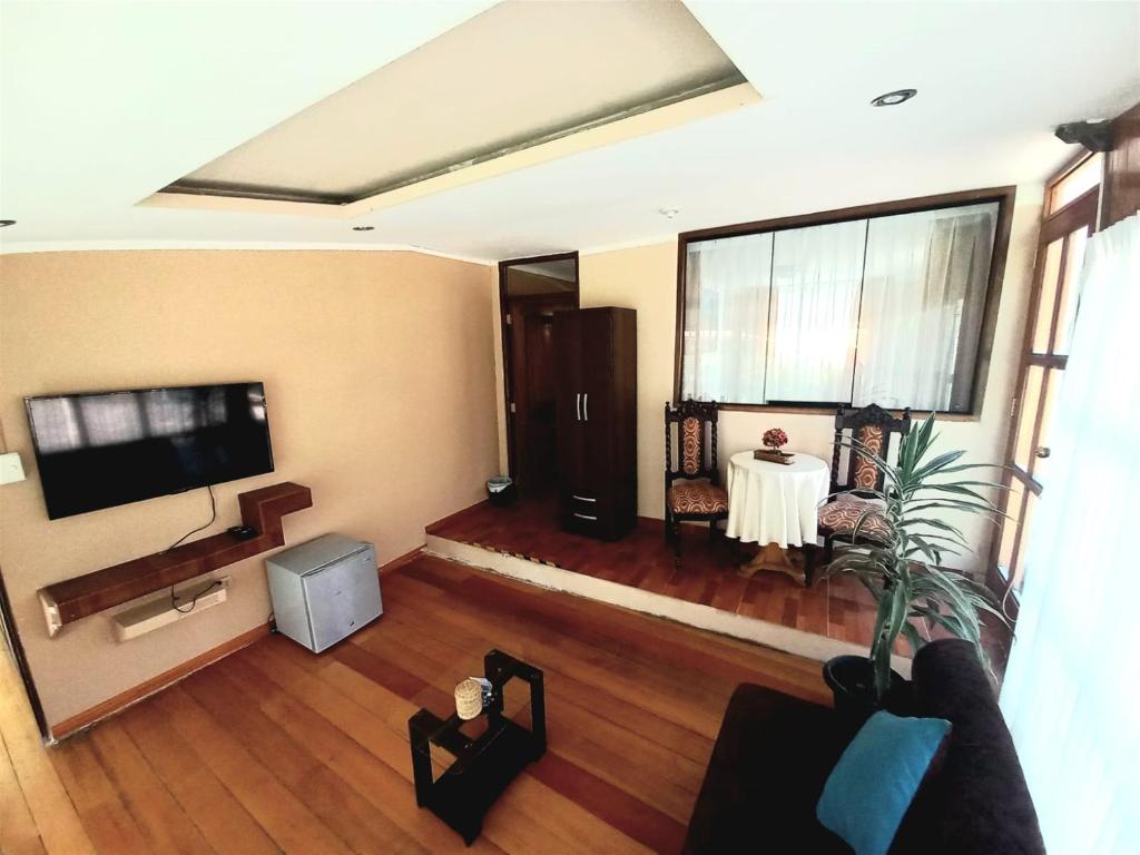 TV a/nebo společenská místnost v ubytování Hotel Humantay lodge Ollantaytambo