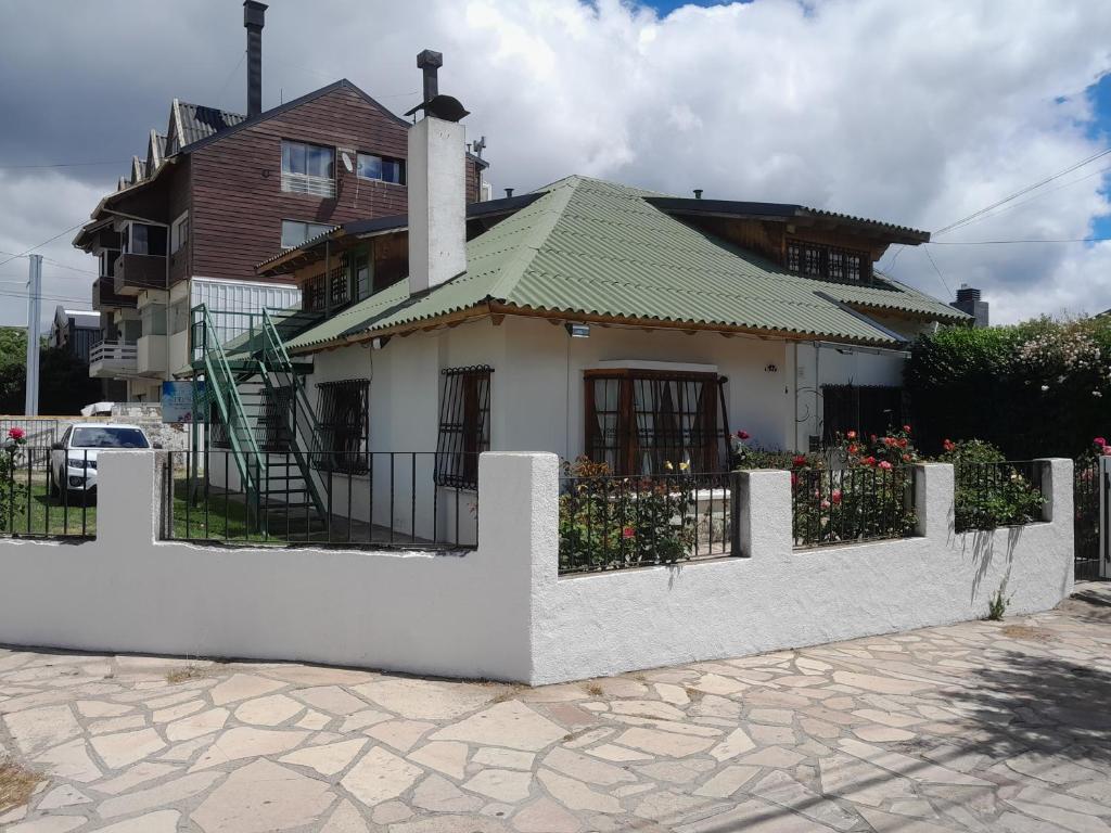 una cerca blanca frente a una casa en pampa en San Carlos de Bariloche