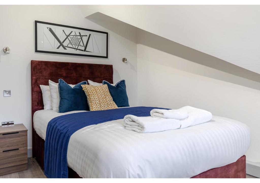 Llit o llits en una habitació de Cozy and Stylish 2 BR flat in Greater London