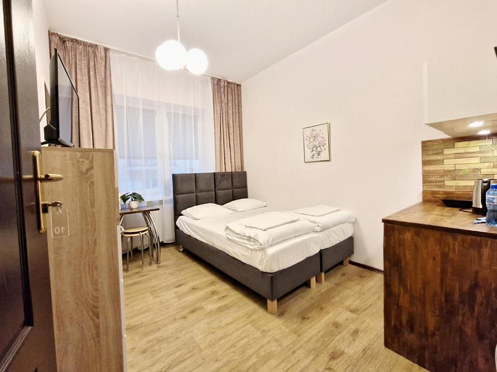 Posteľ alebo postele v izbe v ubytovaní Helvetia Rooms Warsaw CITY CENTER and OLD TOWN