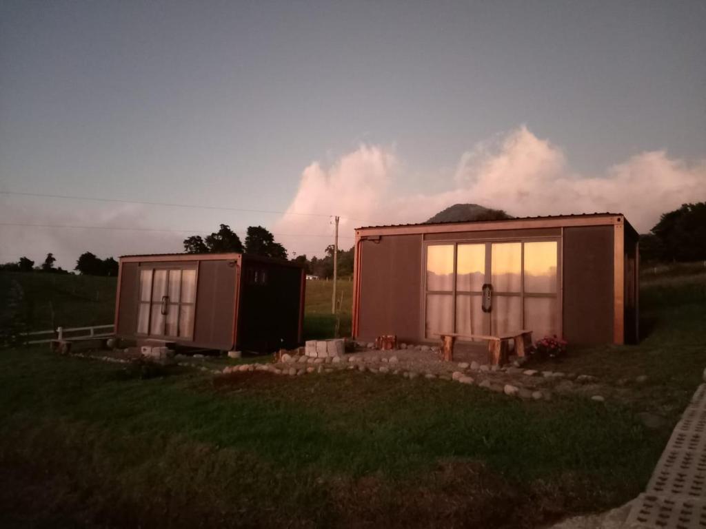 een paar kleine gebouwen in een veld bij Monte Santa Lucia 