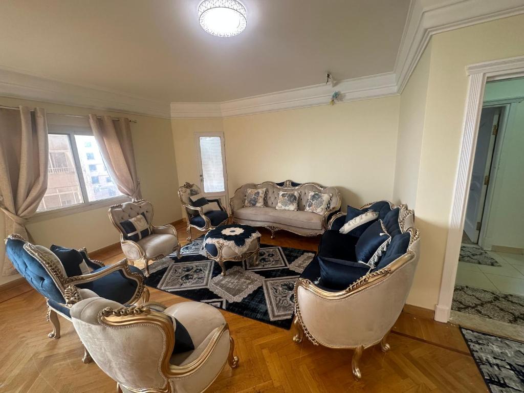 una sala de estar con sillas y un sofá en كمباوند الخليج, en El Cairo