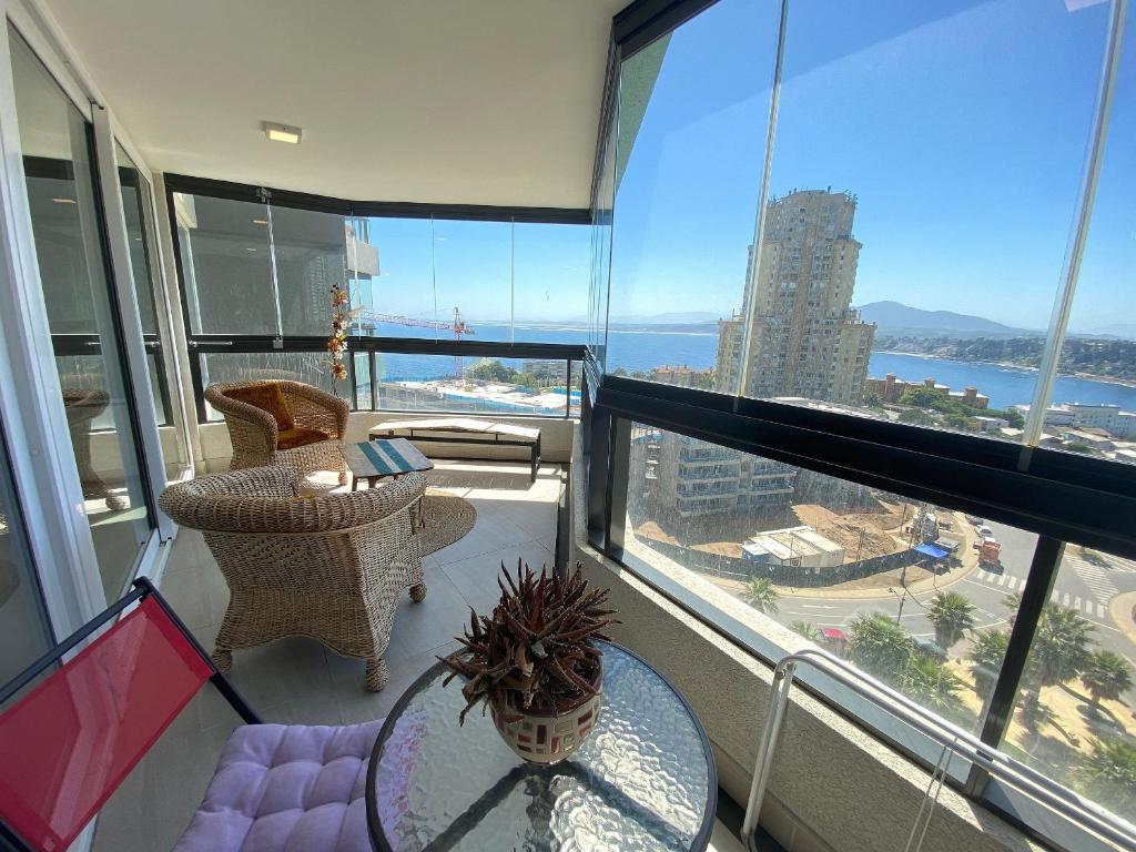 Apartamento con balcón con vistas al océano. en Depto con Vista al Mar en Costa de Montemar. en Concón