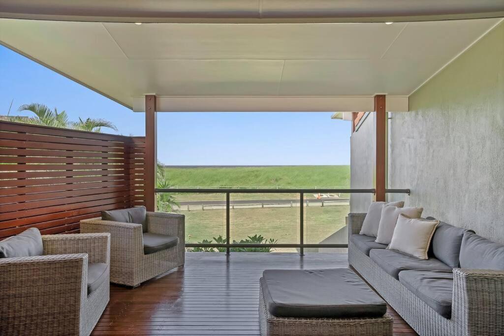 - un salon avec un canapé et des chaises sur une terrasse dans l'établissement Sunrise Reef 6, à Lennox Head