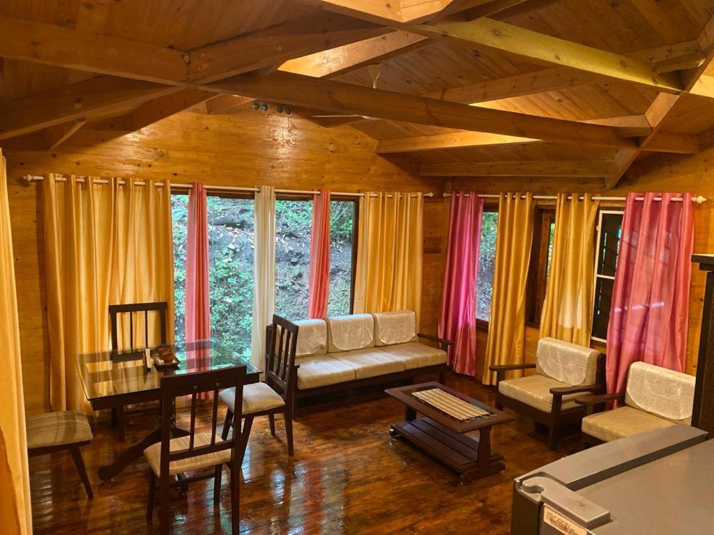 - un salon avec un canapé et une table dans l'établissement TREKKING TRAILS ECO STAY, à Kalpatta