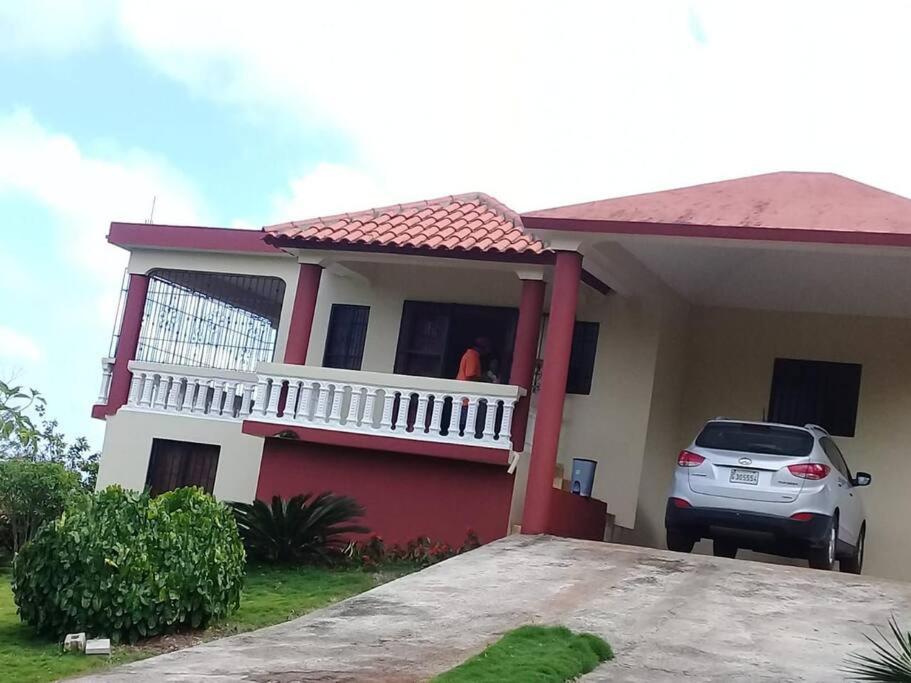 un coche aparcado frente a una casa en Villa Milly Cabrera, 