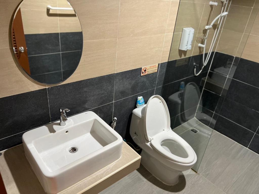 Koupelna v ubytování V Tharm Hotel