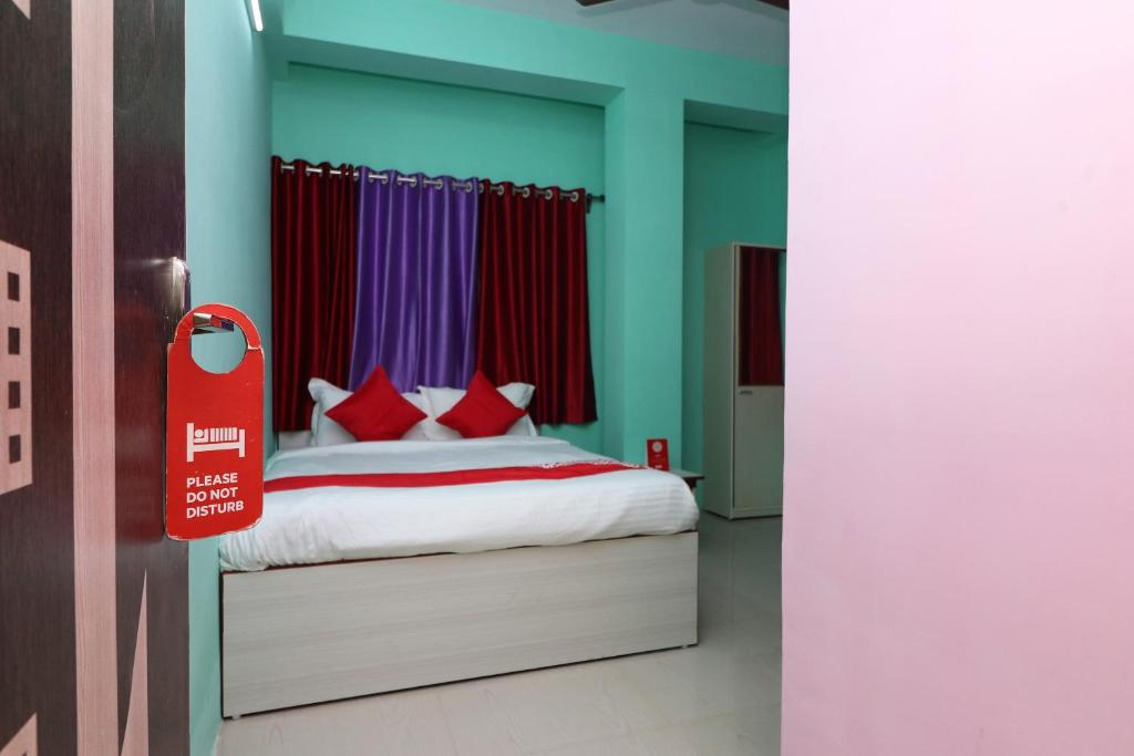 1 dormitorio con 1 cama con una señal roja en la puerta en Apan Guest House Near Acropolis Mall, en Jādabpur