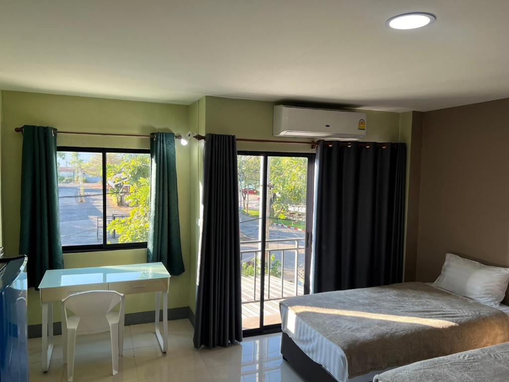 Postel nebo postele na pokoji v ubytování V Tharm Hotel