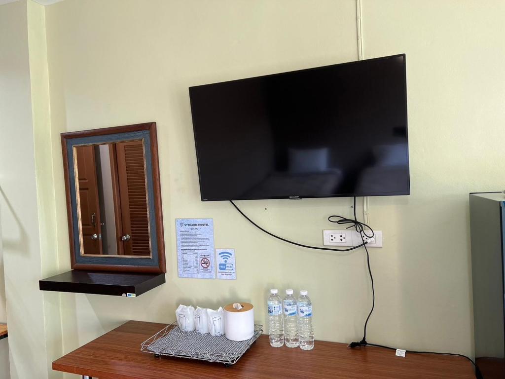 TV a/nebo společenská místnost v ubytování V Tharm Hotel