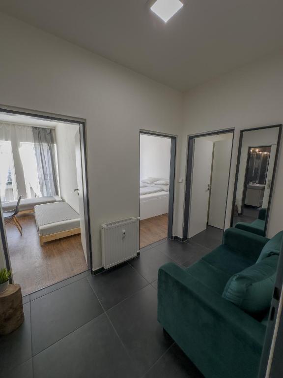 Haas Apartments Downtown with Parking - Apartment With Balcony