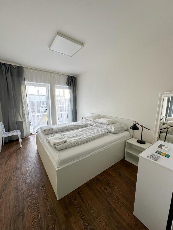 Postel nebo postele na pokoji v ubytování Haas Apartments Downtown with Parking