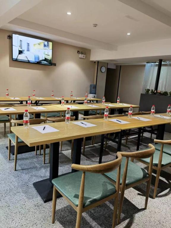 TV a/nebo společenská místnost v ubytování The Best Time Hotel Pazhou-Free shuttle bus for canton fair