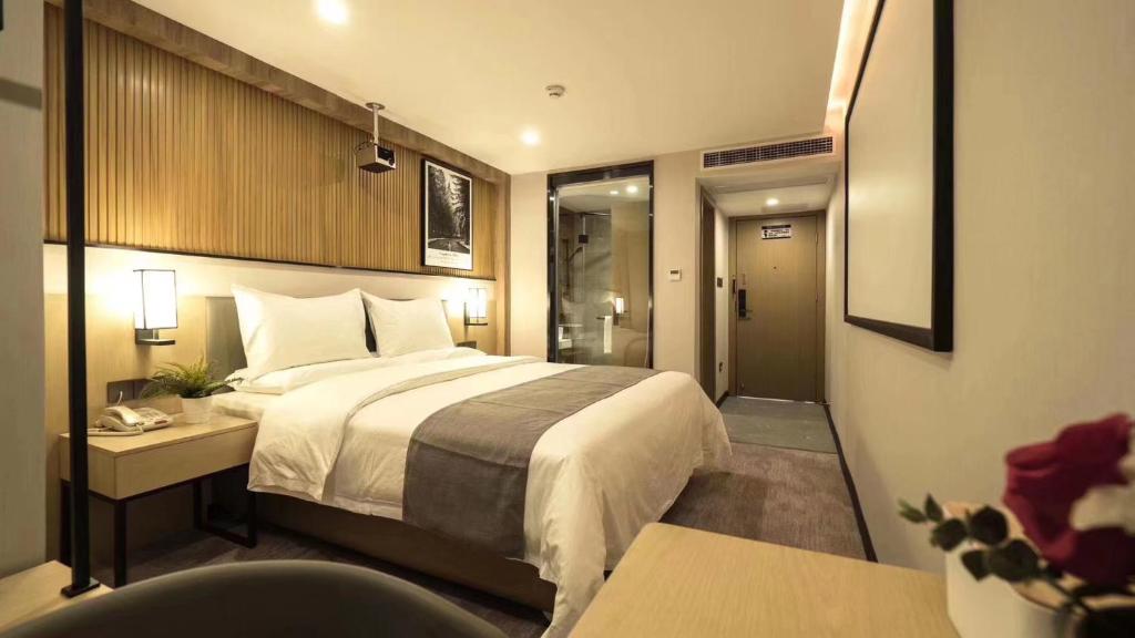 Postel nebo postele na pokoji v ubytování The Best Time Hotel Pazhou-Free shuttle bus for canton fair