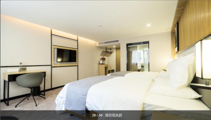 Postel nebo postele na pokoji v ubytování The Best Time Hotel Pazhou-Free shuttle bus for canton fair