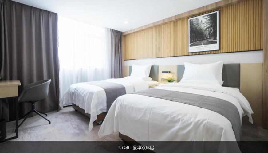 Postel nebo postele na pokoji v ubytování The Best Time Hotel Pazhou-Free shuttle bus for canton fair