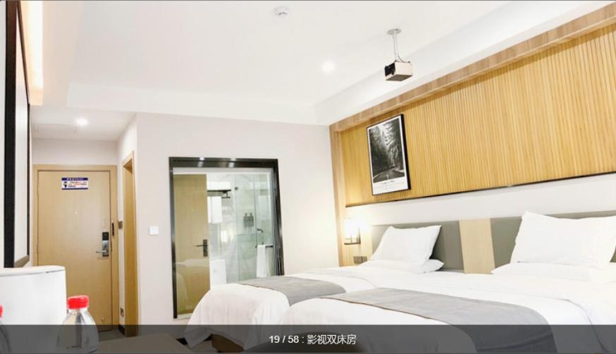 Postel nebo postele na pokoji v ubytování The Best Time Hotel Pazhou-Free shuttle bus for canton fair
