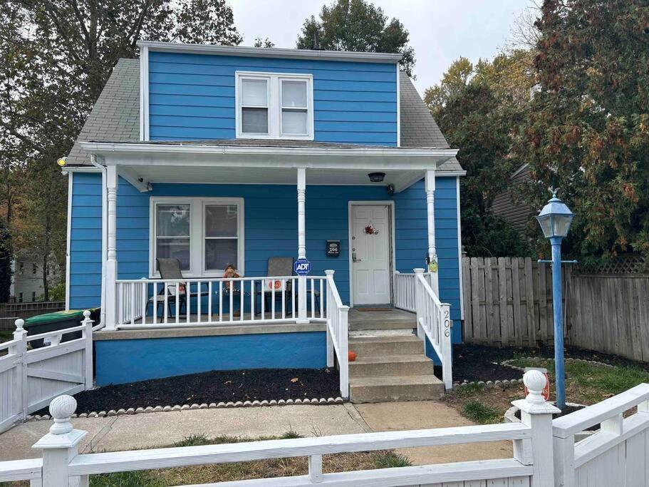 een blauw huis met een wit hek ervoor bij Comfortable Two-bedroom home in Wilmington