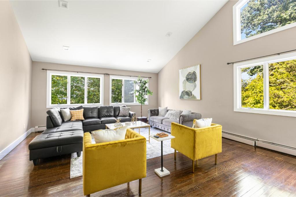 ein Wohnzimmer mit einem grauen Sofa und gelben Stühlen in der Unterkunft Awesome Country Retreat - 5BR - Private & Peaceful in Monroe