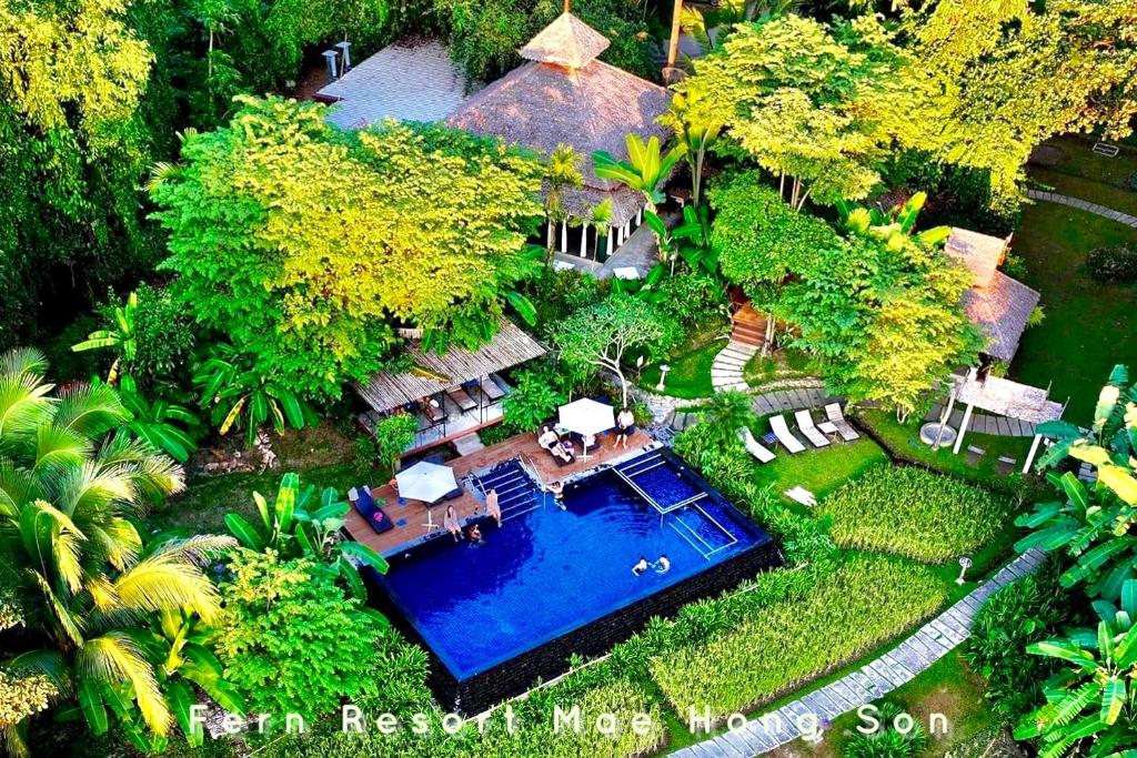 una vista aérea de una casa con piscina en Fern Resort Mae Hong Son, en Mae Hong Son