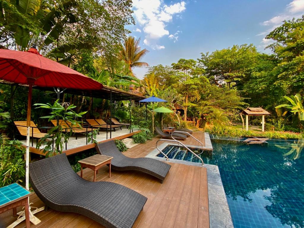 Bazén v ubytování Fern Resort Mae Hong Son nebo v jeho okolí