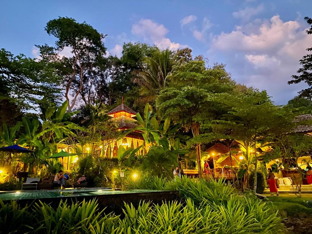 Zahrada ubytování Fern Resort Mae Hong Son