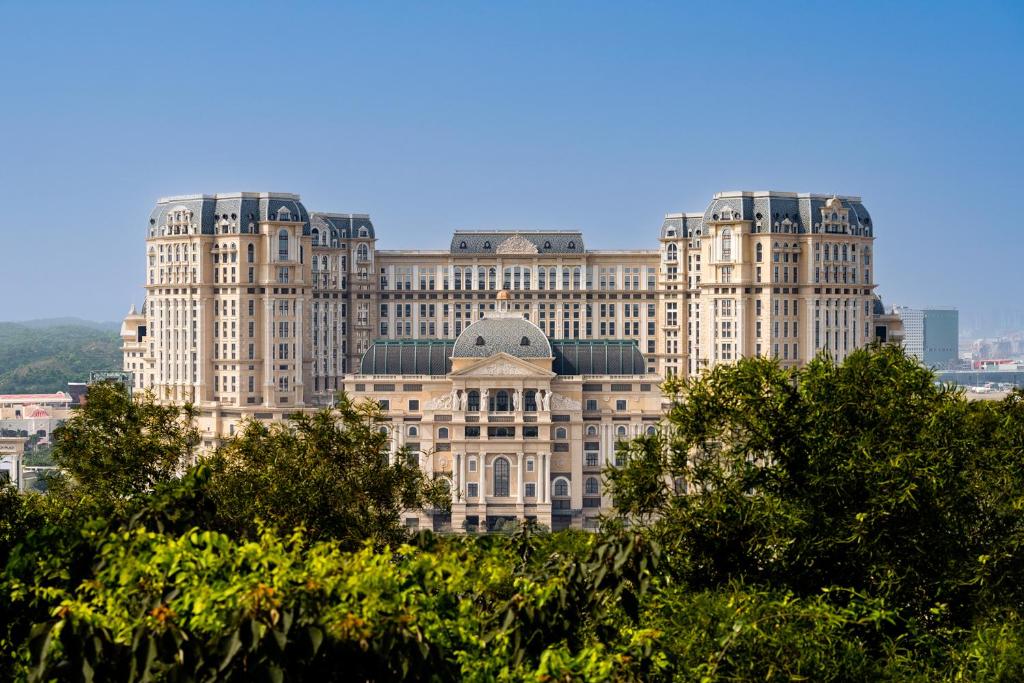 un gran edificio blanco con dos torres grandes en Grand Lisboa Palace Macau en Macao