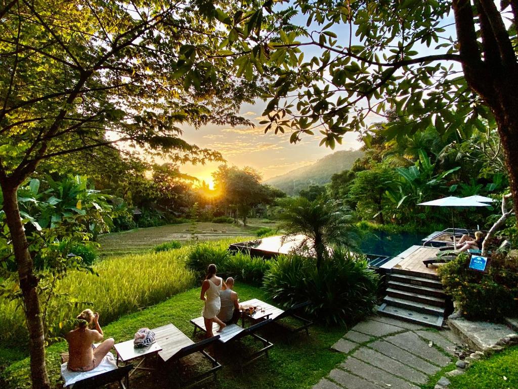 Zahrada ubytování Fern Resort Mae Hong Son